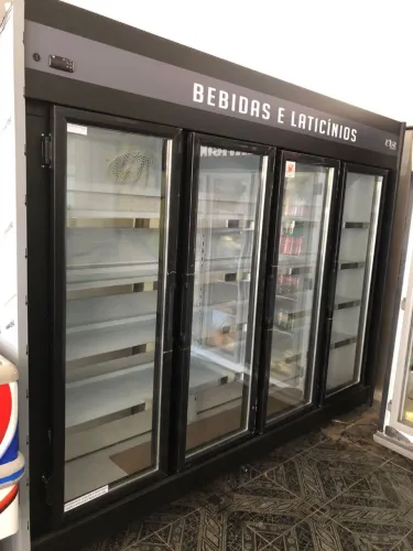 Geladeira Expositora 4 Portas Polar para Bebidas e Laticínios - Novo