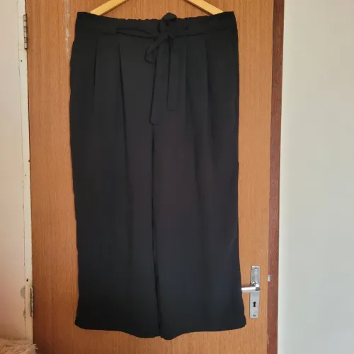 Calça social feminina pantacourt preta com elástico- tamanho g