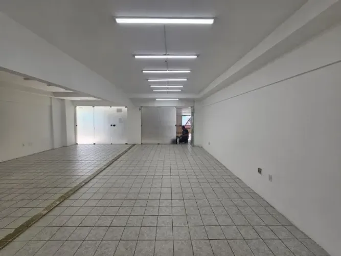 Vendo Loja/Sala com 30,89m2, vitrine e garagem no melhor ponto de Manaíra!