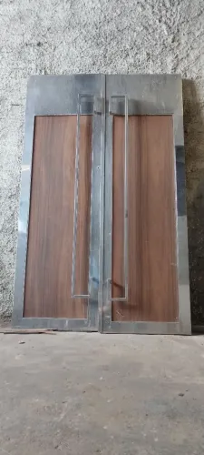 Alô arquitetos! Porta de aço, design moderno, com detalhes em madeira, pé direito alto.