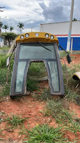 Cabine de trator completa com compressor e suporte estava num trator a 850