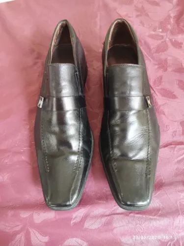 Sapato social preto.