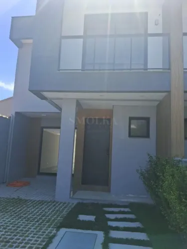 Casa geminada à venda, com 3 suítes, uma vaga de garagem, no Campeche, Florianópolis/SC.