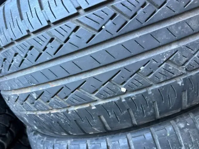 Pneu Pirelli 265/50/20 70 % vida útil