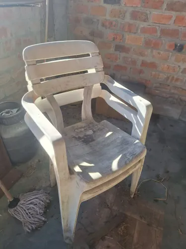 Cadeiras plástico piscina 