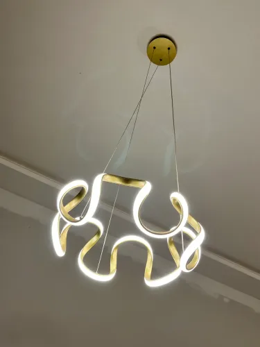 Lustre Pendente LED Acabamento dourado premium - design moderno e elegante.