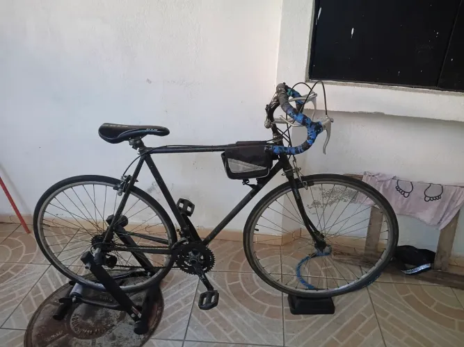 Bicicleta caloi 10 speed + rolo de treinamento