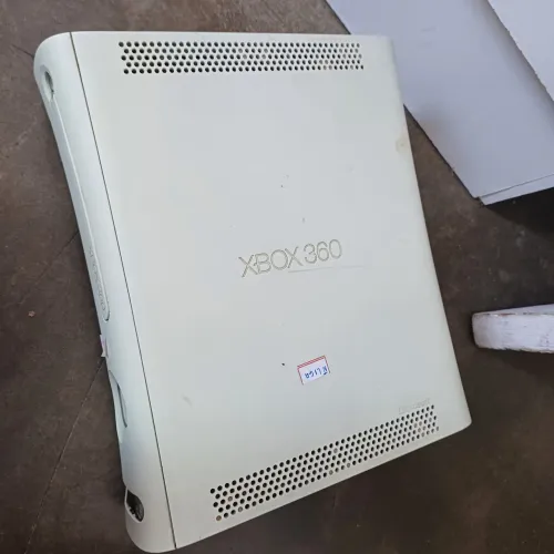 Xbox 360 versão fat ( Para retirada de peças, esta com defeito )