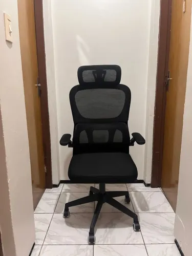 Cadeira de Escritório Ergonômica Preta Laruno - Nova