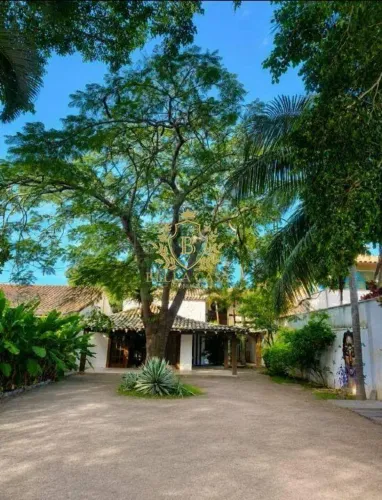 Casa com amplo terreno e potencial para investimento | 4Quartos (3 Suítes)  Geribá, Armaçã