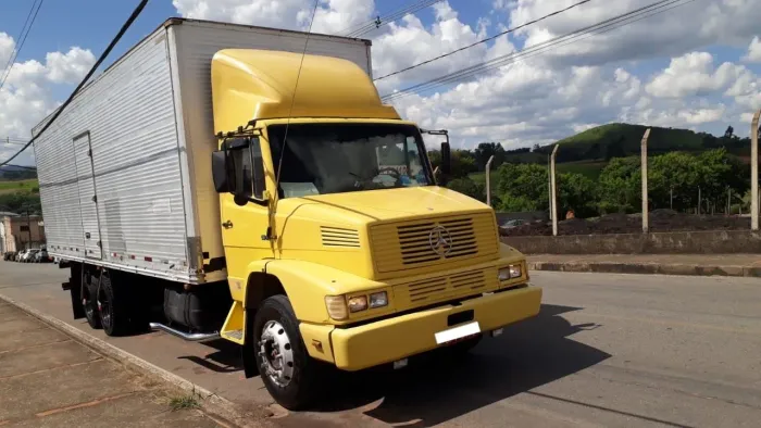 Mercedes Benz 1618 Baú