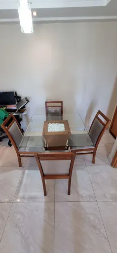 Mesa de 4 lugares em ótimo estado