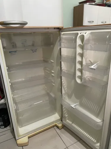 Vendo geladeira eletrolux DC 47 gigante leia a descrição 