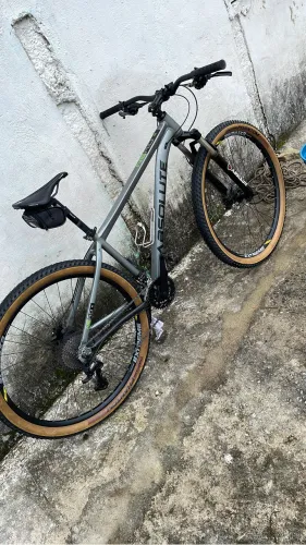 Vendo bicicleta absolute toda completa estado de zera nada pra fazer na bike 