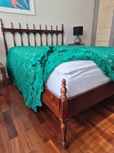 Cama de casal padrão em jacaranda, acompanha duas mesas laterais. Sem o colchão.