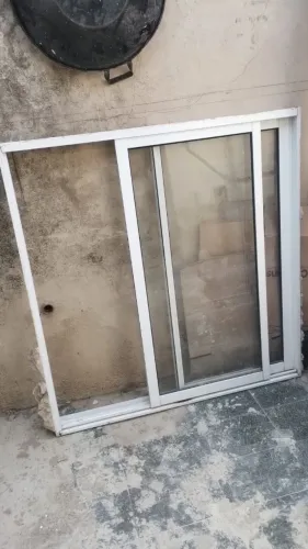 Vendo porta de correr e uma janela todos de alumínio