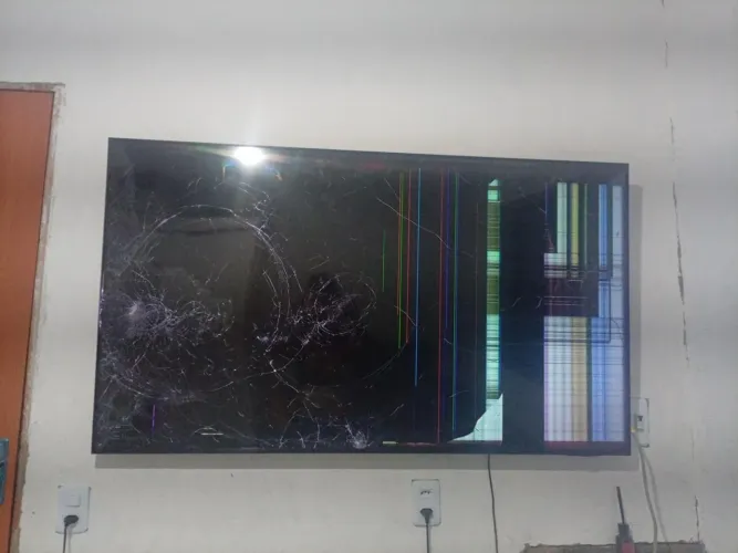 ? TV Samsung 70? Smart - Liga Normal | Tela Danificada