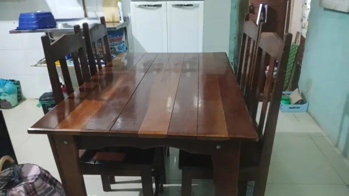 Mesa de madeira de jantar