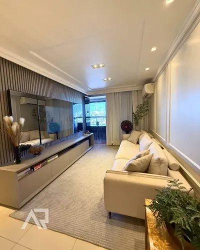 Apartamento de Alto Padrão à Venda Com Tudo em Frente a uma Praça