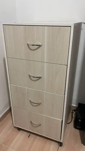 Vendo cômoda com 4 gavetas muito nova