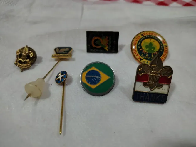 Distintivos e broches escoteiros 