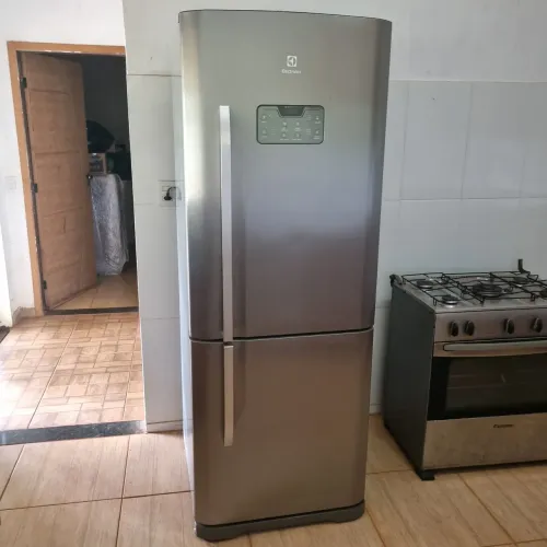 Geladeira Inverter inox ( muito nova)
