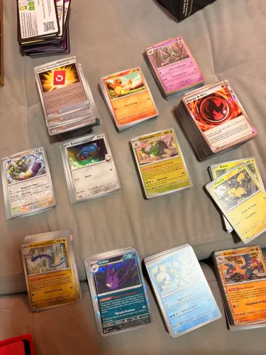 Lote com 657 cartas Pokémon TCG originais - Repetidas + Foil + Reverse Foil