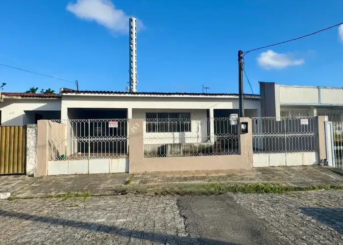 Casa 4/4 e 1 dependência em rua sem saída