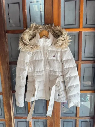 jaqueta hollister pluma de ganso off white neve