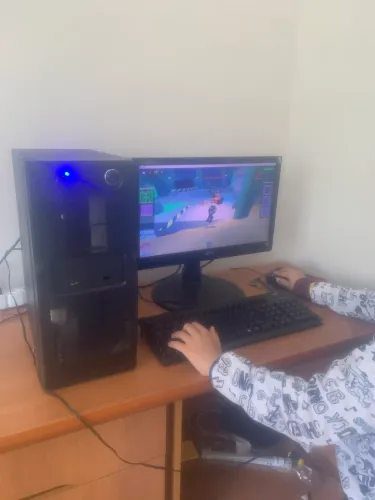 Pc + monitor com cabos (olhe a descrição)