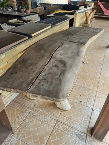 Mesa de madeira rústica 