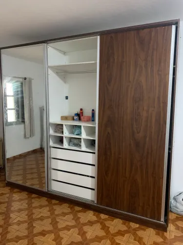 Guarda roupa de madeira 