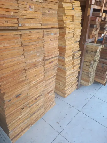 Tábua e barrote de pinus