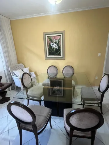 Mesa com tampo de vidro