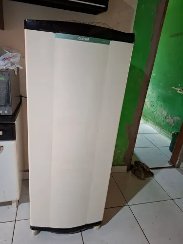 Estou vendendo essas geladeiras motivo da venda ganhei outra uma 700 a outra 500 gelando m