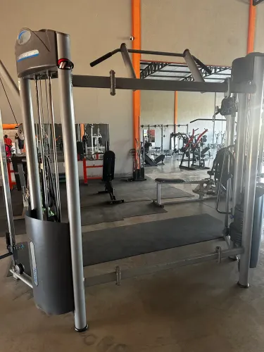 Máquinas de musculação academia