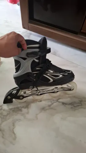 Patins pixel light 2 par roda acendem ao entrar em movimento.
