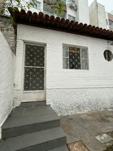 Aluga-se Suíte com Entrada Independente