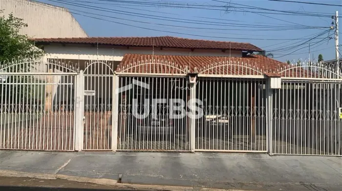 Casa 187m2 l 3 quartos sendo 1 suíte l 05vagas cobertas l Setor Sul