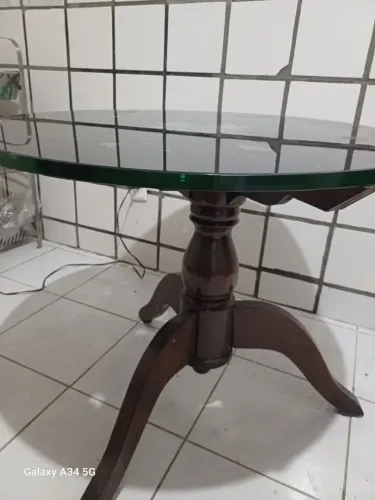 Mesa redonda com vidro grosso pé de madeira