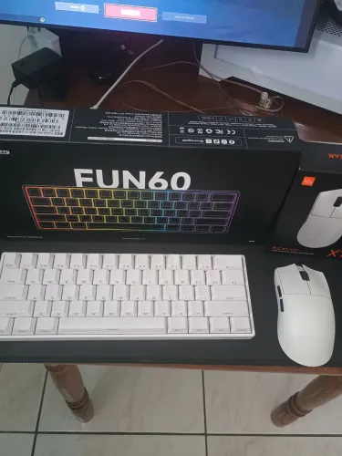 Kit teclado magnético e mouse semi fio semi novo 