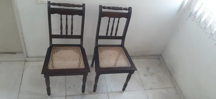 Belas cadeiras rústicas de madeira 