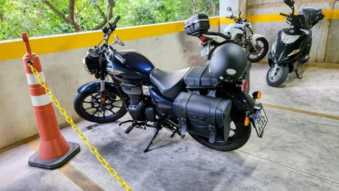 Meteor 350 com alforges laterais.