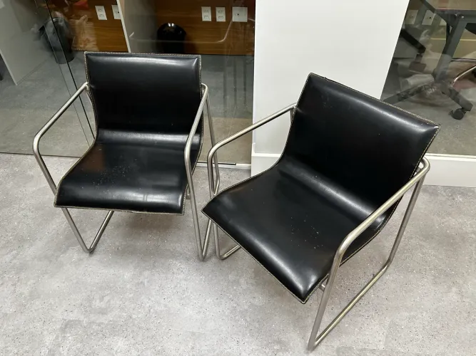 Poltronas em couro preta e aço inox