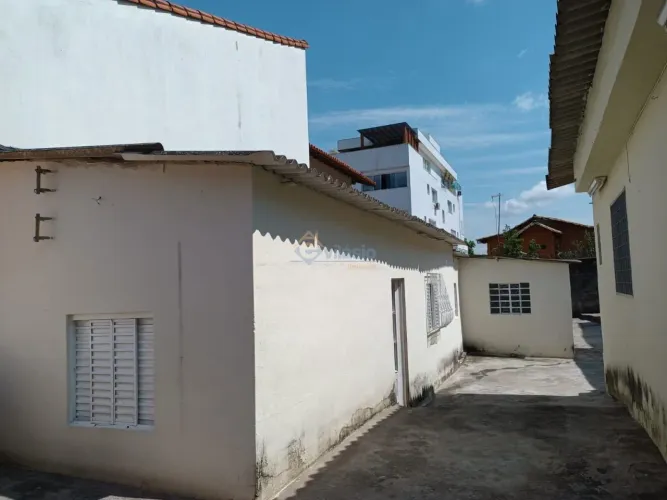 Lote com barracões 360m² Dona Clara