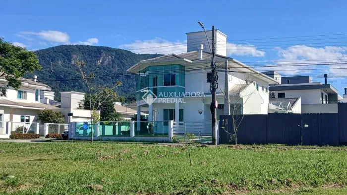 Casa a venda no Pedra Branca: Onde o Luxo e a Natureza Encontram o Seu Lar