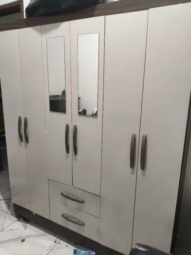 Guarda roupa de casal com espelho semi novo