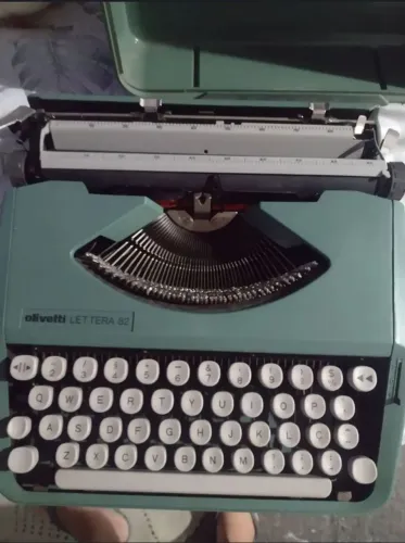 Máquina de Escrever Olivetti Lettera 82 Verde - Com Maleta Original