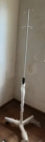 Suporte para soro com regulagem de altura.