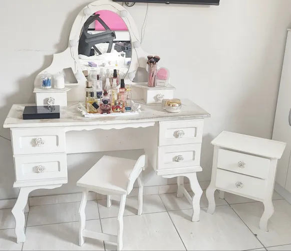 Penteadeira camarim provençal rústica com banqueta e mesa de cabeceira 